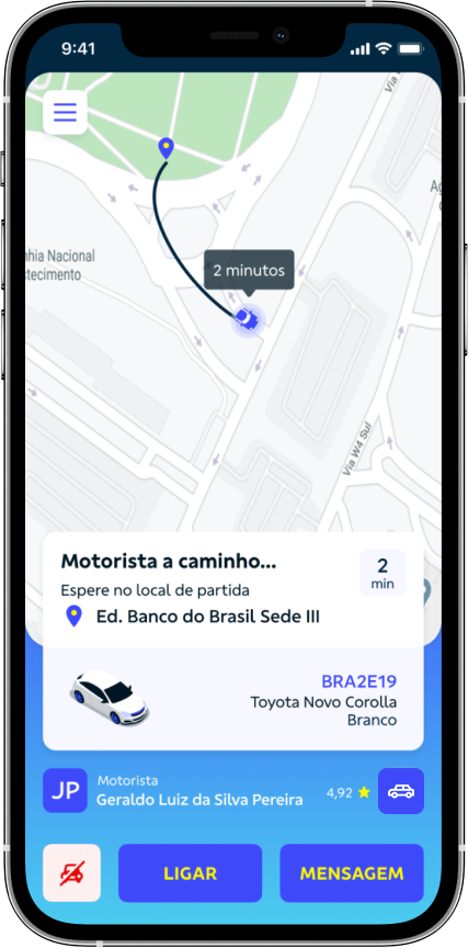 Dispositivo ilustrando um mapa com o motorista a caminho do local de partida